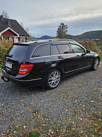 Mercedes-Benz C220 3 of 8