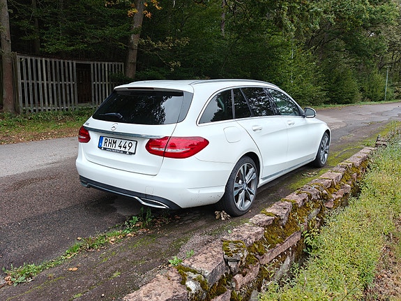 Mercedes-Benz C200 2 of 3