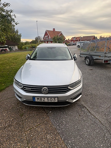 Volkswagen Passat Alltrack 2 of 3
