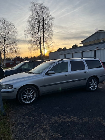 Volvo V70 2 of 7