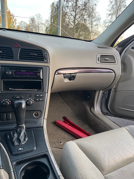 Volvo V70 3 of 7