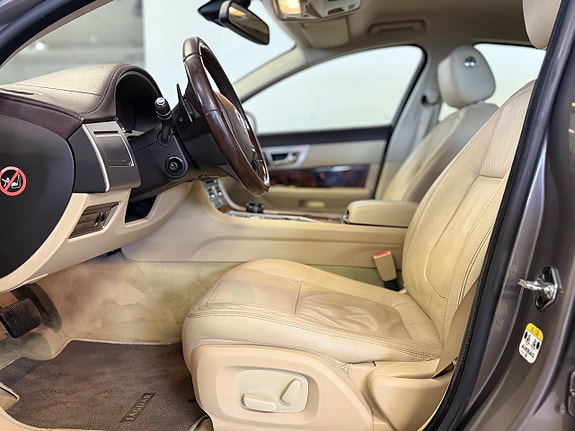 Jaguar XF 11 of 15