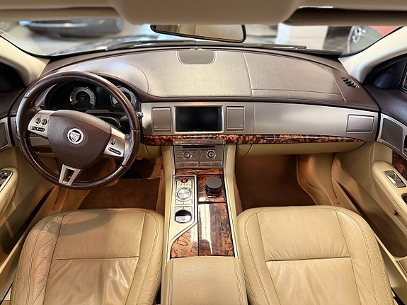 Jaguar XF 12 of 15