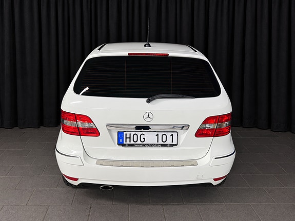 Mercedes-Benz B180 4 of 7