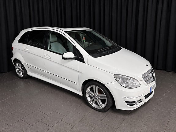 Mercedes-Benz B180 2 of 7