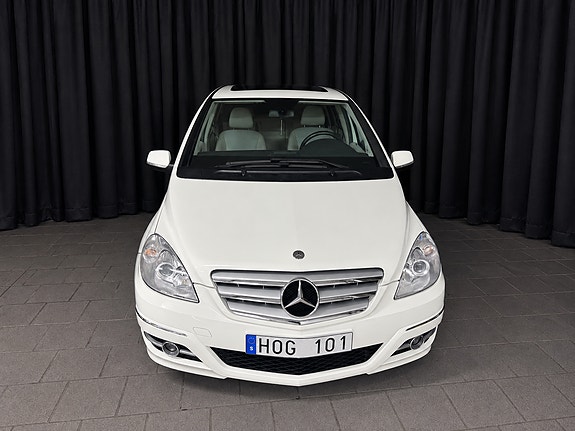 Mercedes-Benz B180 3 of 7