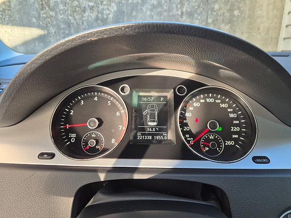 Volkswagen Passat 8 of 14