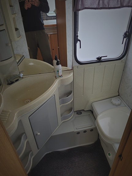 Adria Unica B 562 LU 6 of 10