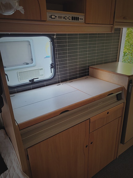 Adria Unica B 562 LU 5 of 10