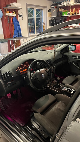 BMW 320i 5 of 6
