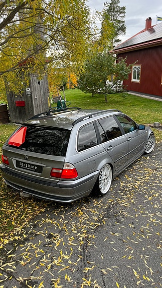 BMW 320i 3 of 6