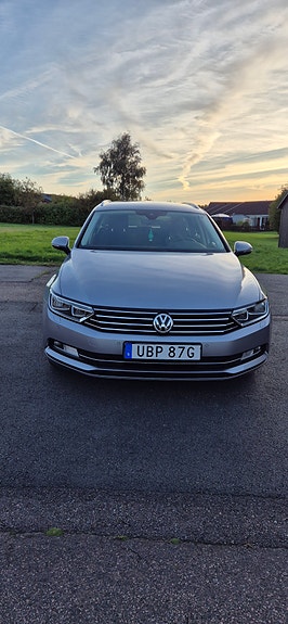 Volkswagen Passat 2 of 14