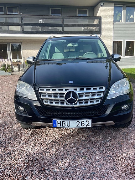 Mercedes-Benz ML350 4 of 8
