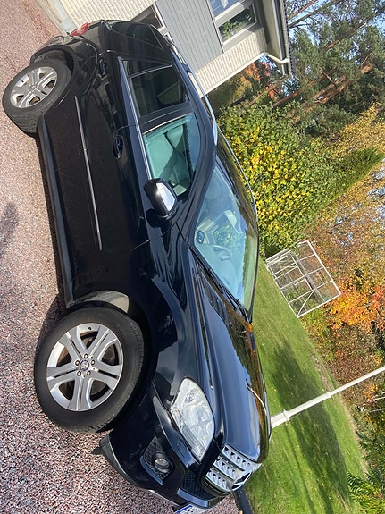 Mercedes-Benz ML350 3 of 8