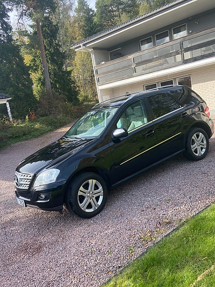 Mercedes-Benz ML350 5 of 8