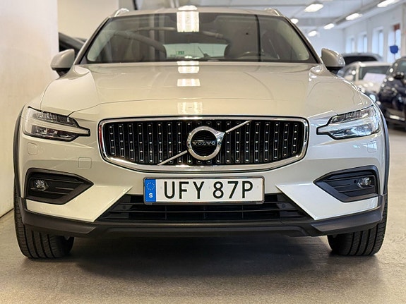Volvo V60 Cross Country 5 of 16