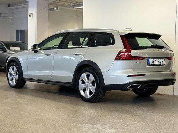 Volvo V60 Cross Country 7 of 16