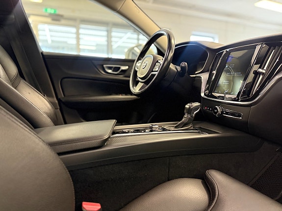 Volvo V60 Cross Country 13 of 16