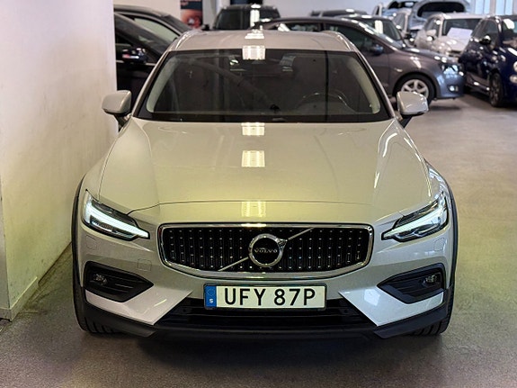 Volvo V60 Cross Country 4 of 16