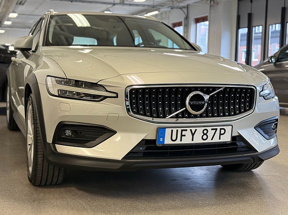 Volvo V60 Cross Country 6 of 16
