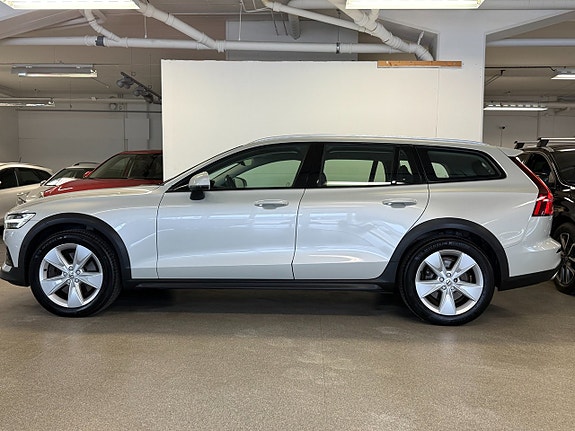 Volvo V60 Cross Country 2 of 16