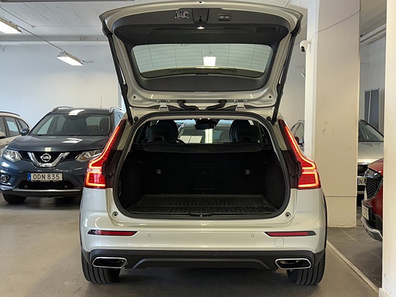 Volvo V60 Cross Country 9 of 16