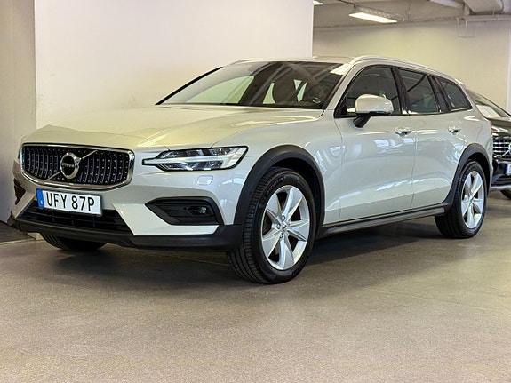 Volvo V60 Cross Country 3 of 16
