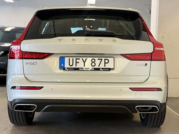 Volvo V60 Cross Country 8 of 16