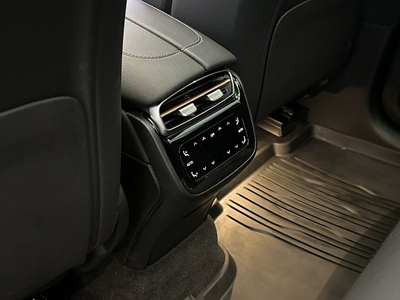 Mercedes-Benz EQE43 SUV 23 of 30