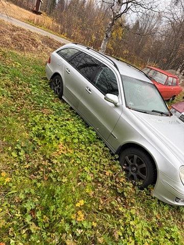 Mercedes-Benz E220 2 of 6