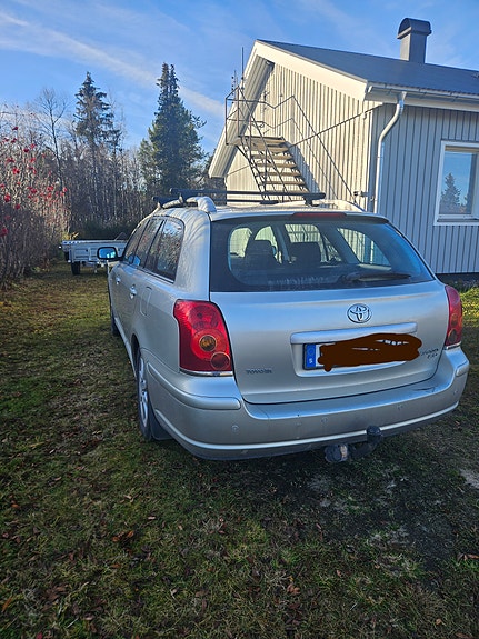 Toyota Avensis 2 of 4