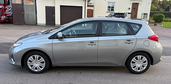 Toyota Auris 2 of 12