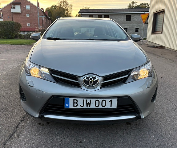 Toyota Auris 8 of 12