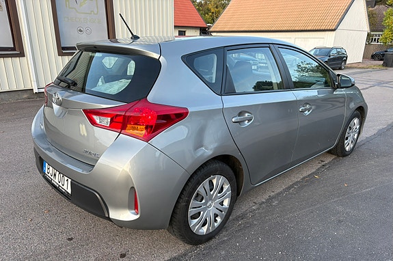 Toyota Auris 5 of 12