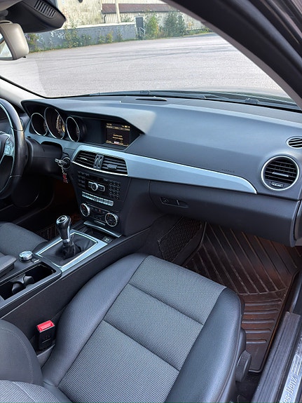 Mercedes-Benz C180 15 of 23