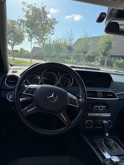 Mercedes-Benz C200 11 of 14