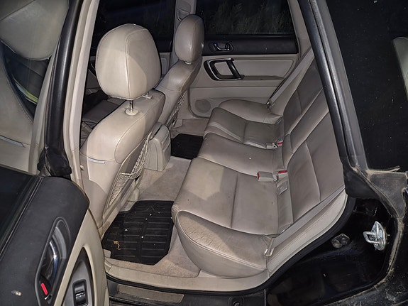 Subaru Outback 3 of 4