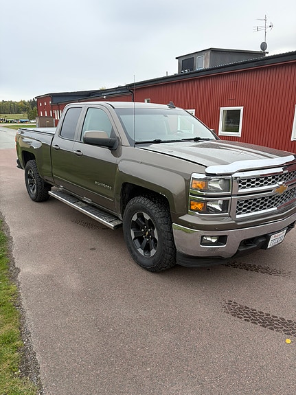 Chevrolet Silverado 1500 2 of 6