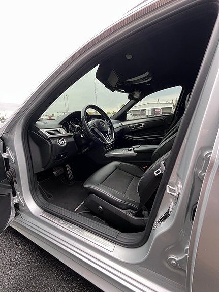 Mercedes-Benz E220 4 of 7