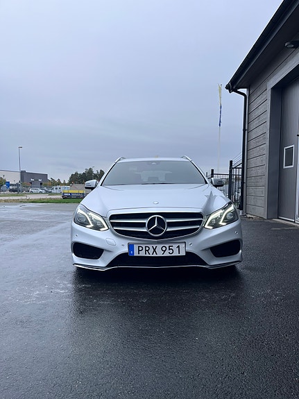 Mercedes-Benz E220 2 of 7