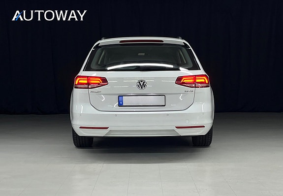 Volkswagen Passat 5 of 24