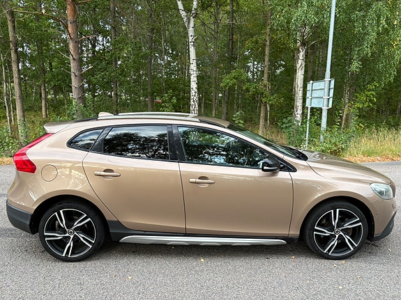 Volvo V40 Cross Country 3 of 12