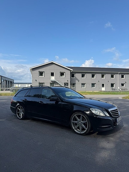 Mercedes-Benz E250 4 of 7