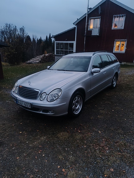 Mercedes-Benz E200 2 of 11
