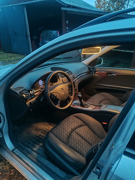 Mercedes-Benz E200 6 of 11