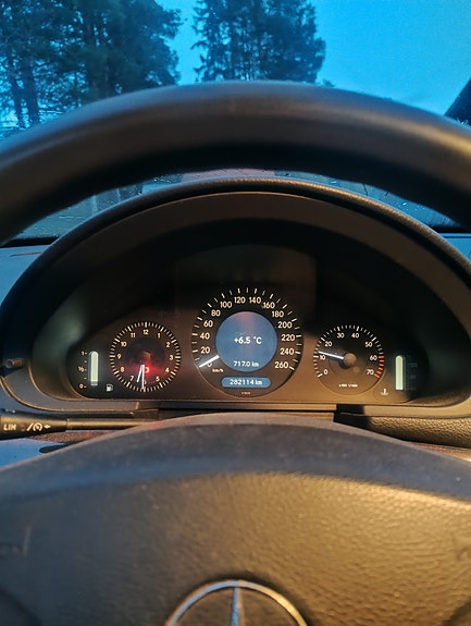 Mercedes-Benz E200 10 of 11