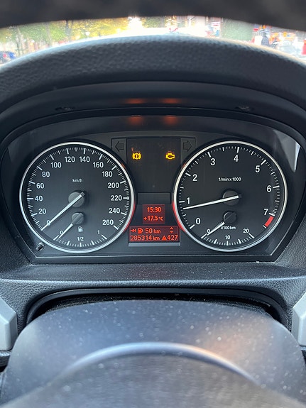 BMW 320i 11 of 13