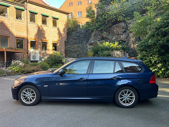 BMW 320i 2 of 13
