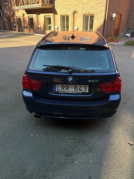 BMW 320i 4 of 13