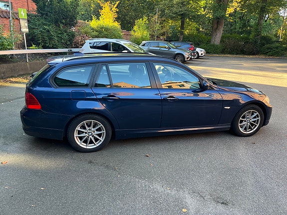 BMW 320i 3 of 13